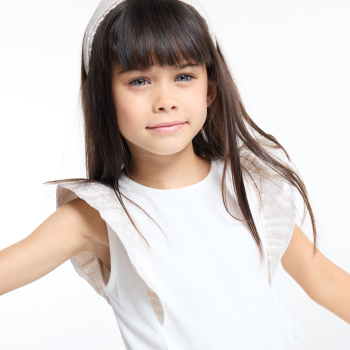 بلوزة بأكمام منفوخة عند الكتف وكشكشة باللون البيج الفاتح للفتيات